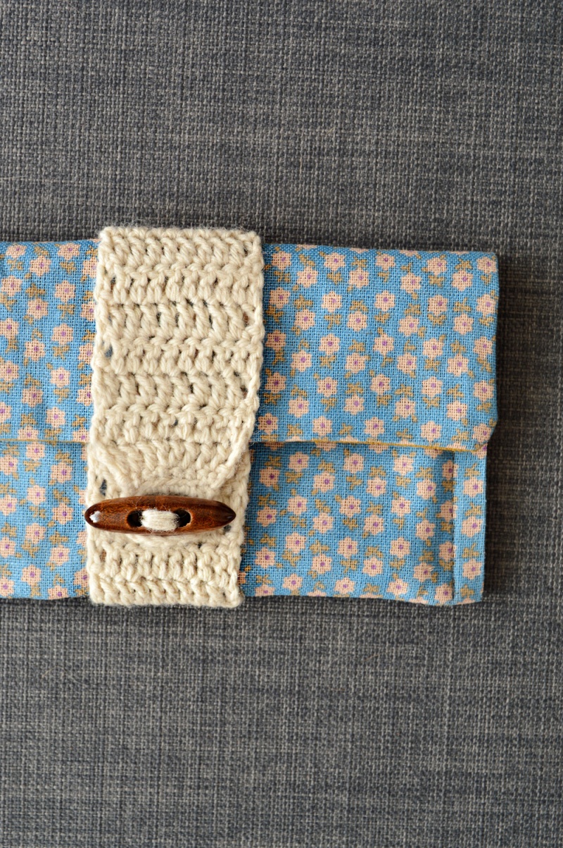 Cute and cozy diy clutch with crochet band  6