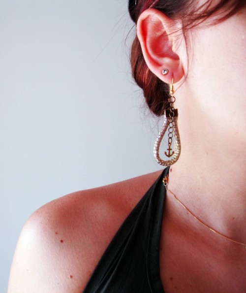 anchor earrings (via akamatras)