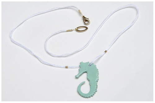 seahorse necklace (via marmaide)