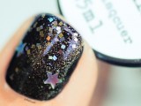 diy-galaxy-inspired-glittery-nails-design-7