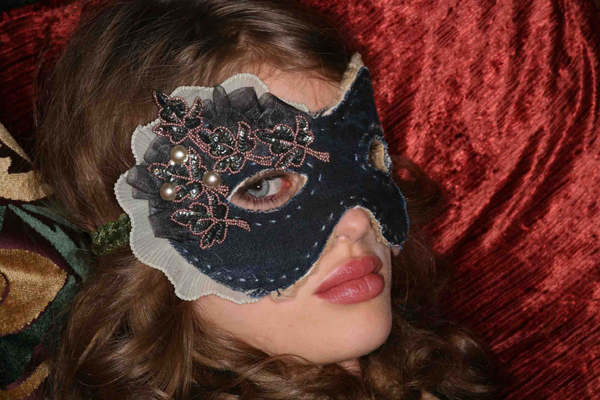 DIY Halloween Fantasy Mask (via makezine)