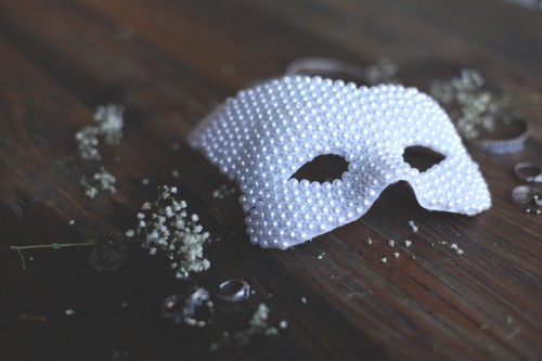 DIY Beaded Halloween Mask  (via blog)