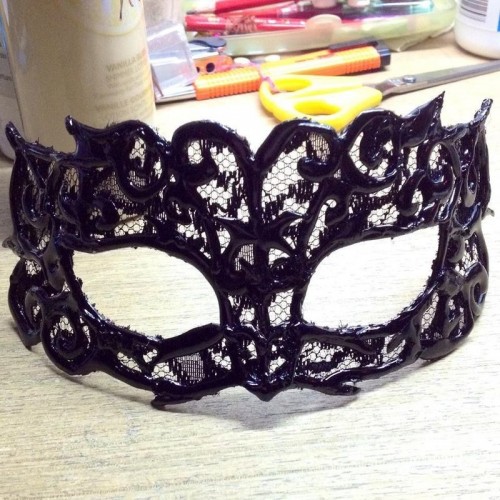 Diy Lace Masquerade Mask  (via cutoutandkeep)