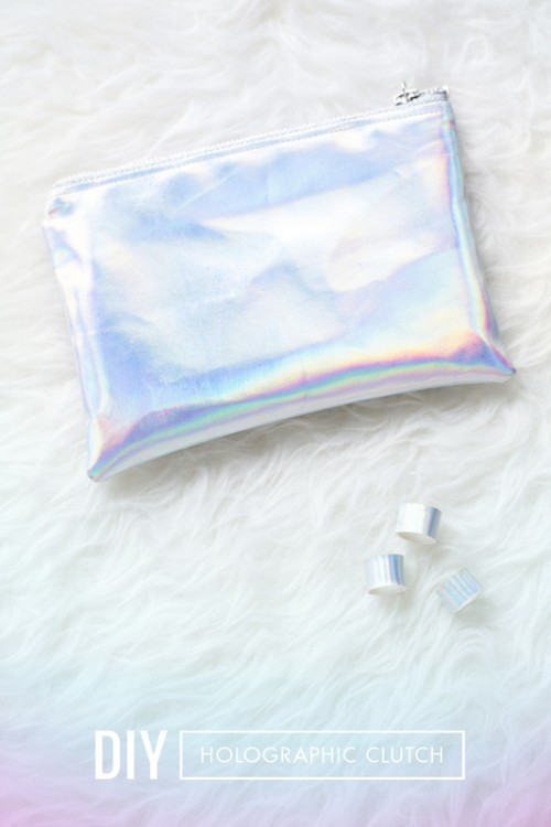 DIY Holographic Clutch To Travel With Style