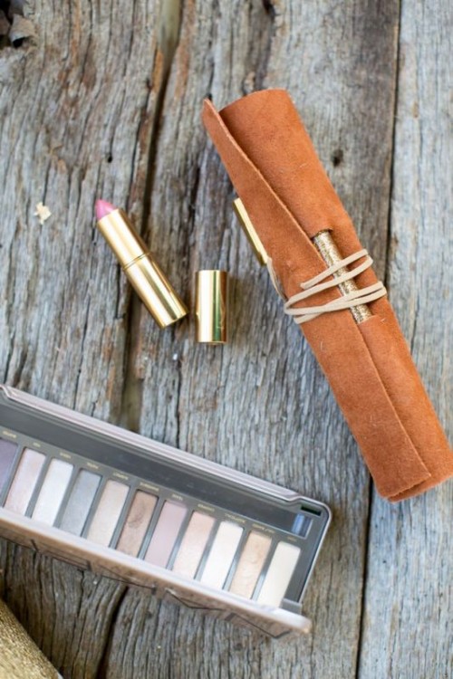 Convenient And Easy DIY Leather Makeup Brush Holder (via styleoholic)
