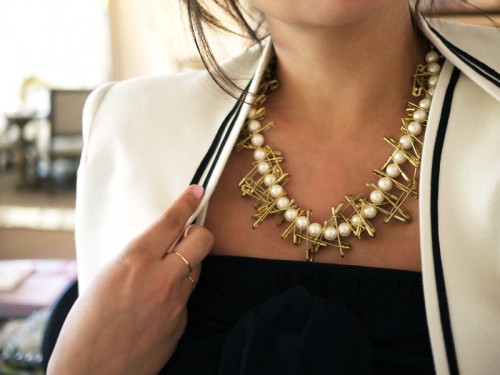 pearl and pins necklace (via honestlywtf)