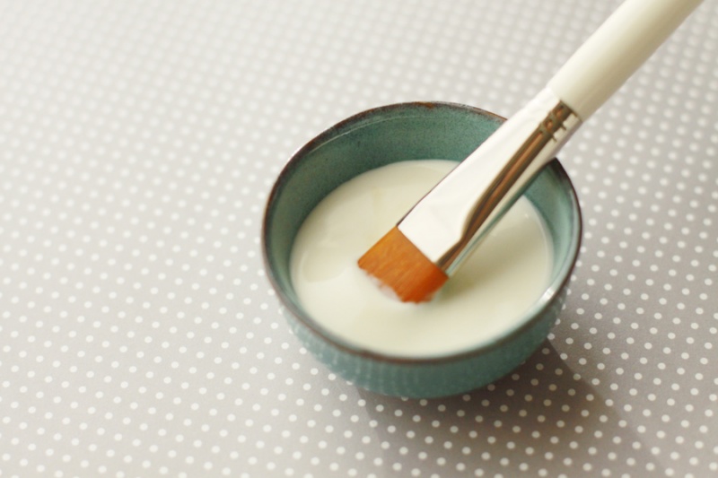 exfoliating plain yogurt mask (via alyssaandcarla)