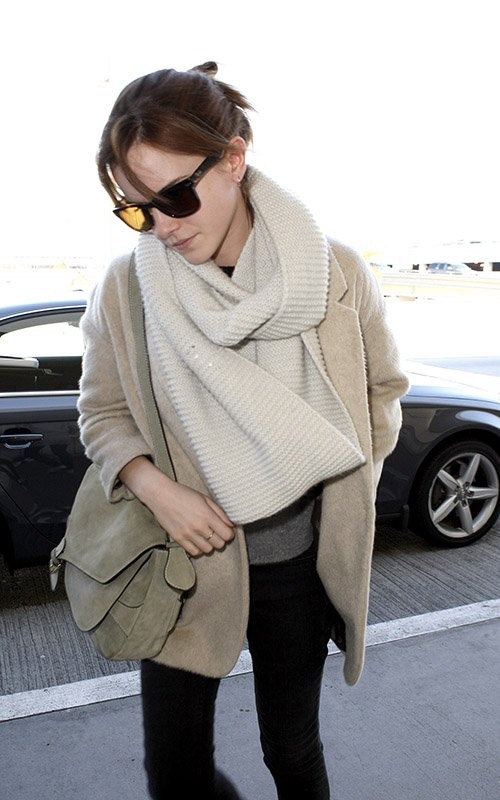 a chic look with a grey top, black skinnies, an off-white scarf, a tan short coat and an olive green bag
