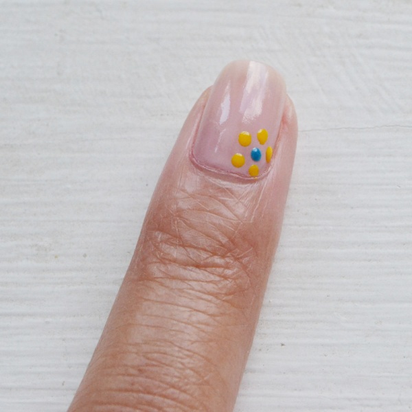 Festive and fun diy dotted nail design  2