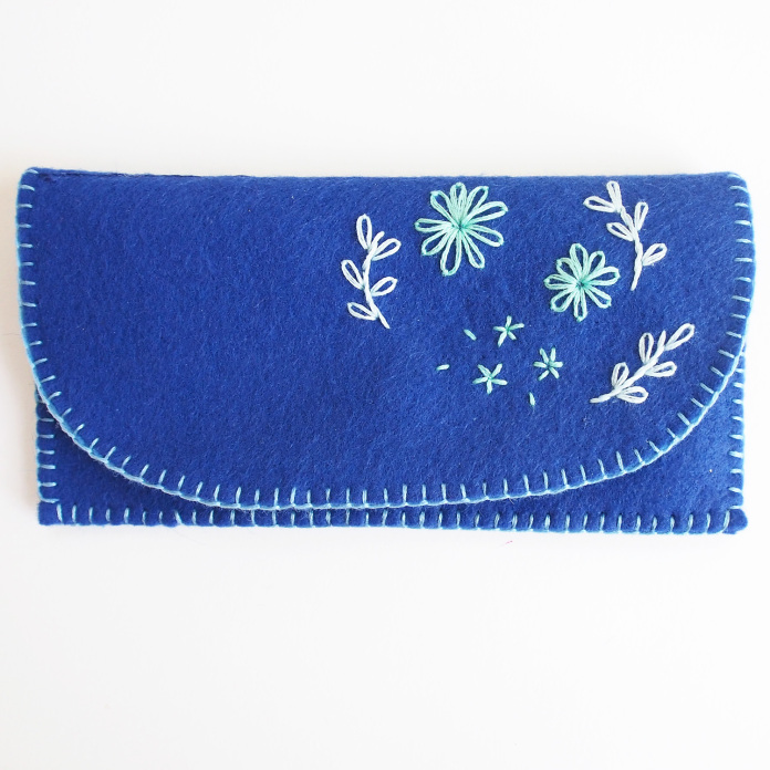 embroidered flowers clutch (via sweetlittlesparrow)