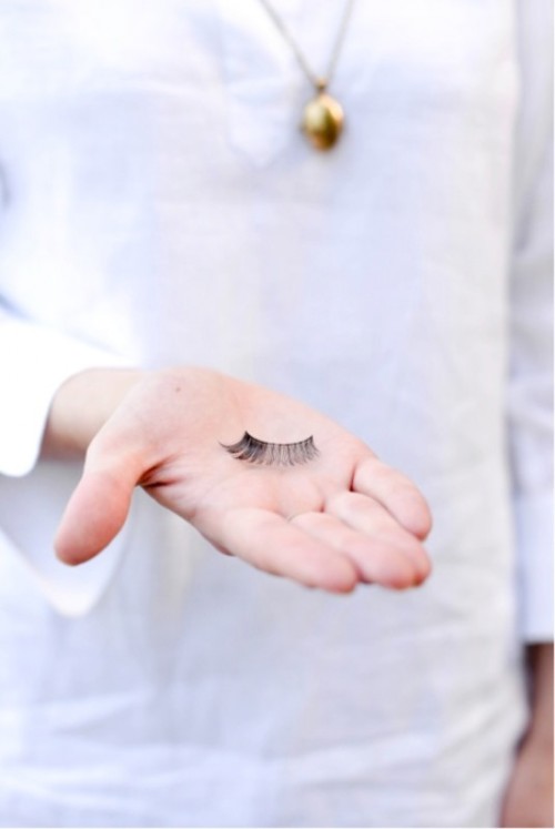 How To Apply False Eyelashes Quickly And Easily