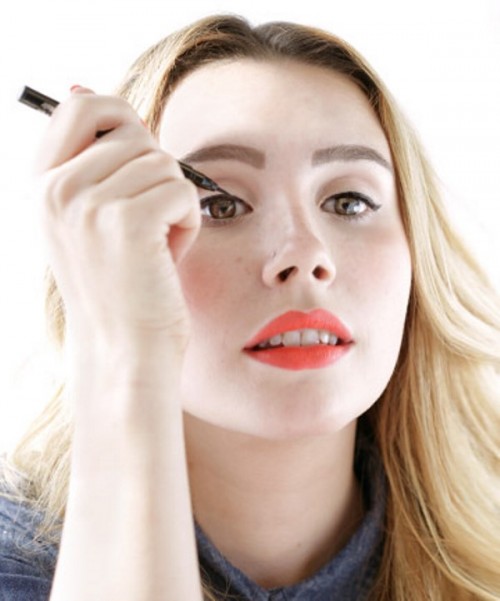 How To Apply Liquid Eyeliner Like A Pro