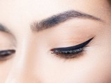 how-to-make-the-perfect-cat-eye-makeup-with-a-scotch-tape-1