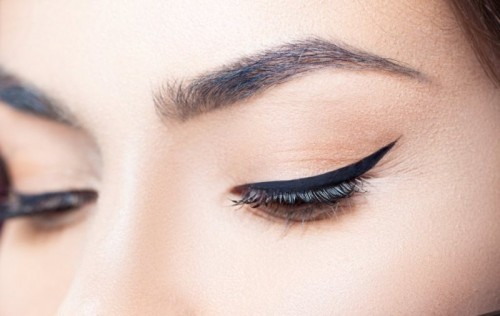 How To Make Perfect Cat-Eye Makeup With Scotch Tape