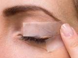 how-to-make-the-perfect-cat-eye-makeup-with-a-scotch-tape-2