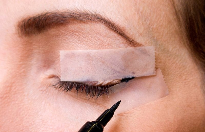 How to make the perfect cat eye makeup with a scotch tape  3