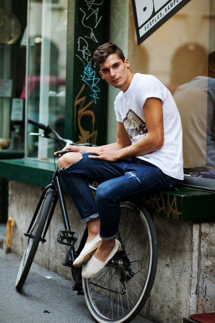 a printed white tee, navy ripped jeans, white espadrilles for a relaxed summer or seaside look