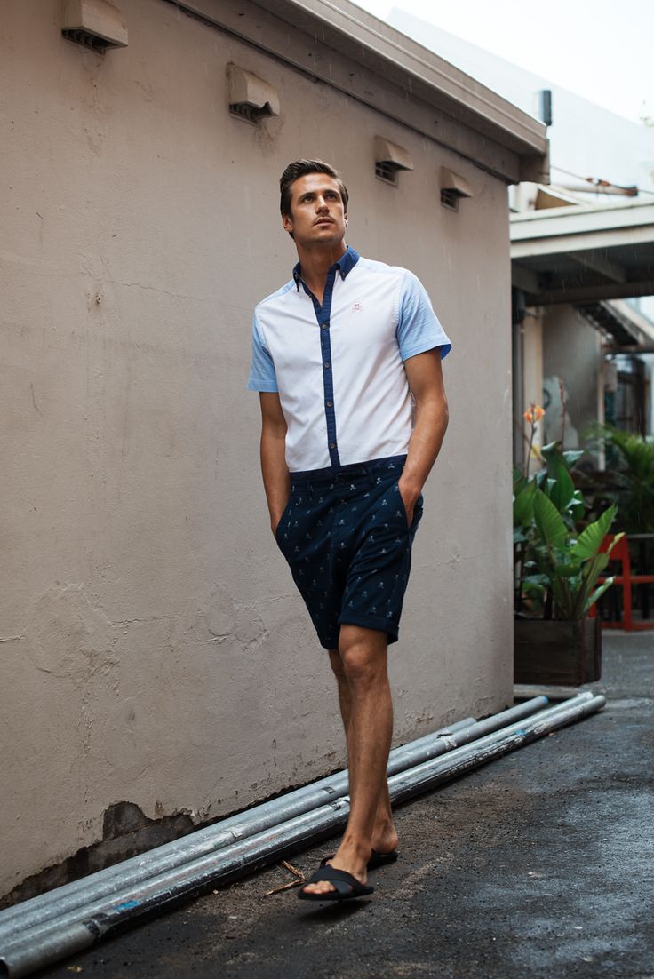 A white and blue shirt with a navy edge, navy shorts, black slippers will make you look cool and feel comfortable