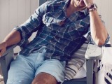 a plaid shirt and light blue linen shorts are all you need to relax during your holiday