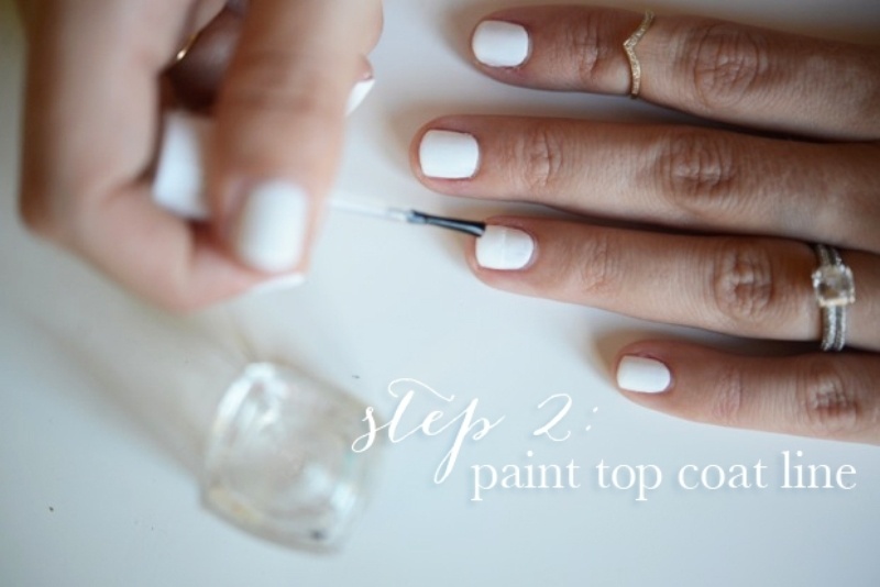 Simple and pretty diy glittery gold and white manicure  4