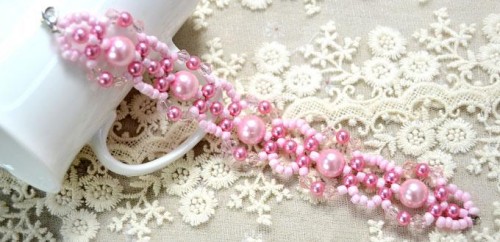 Spring-Inspired DIY Pink Beads And Pearls Bracelet