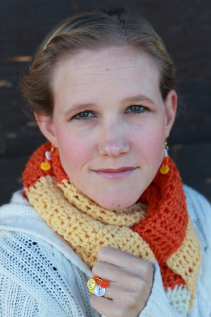 candy corn scarf (via bacontimewiththehungryhypo)
