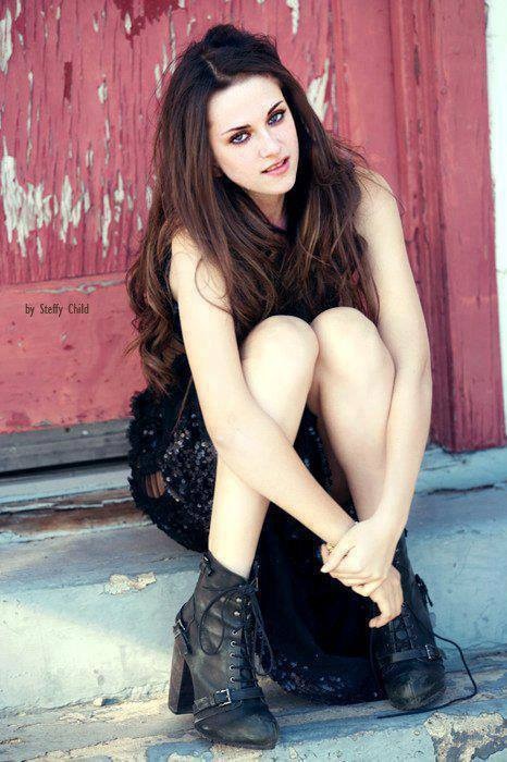 Picture Of stylish celebrities looks with boots  24