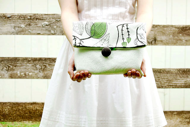 cotton and leather fold over clutch (via iwearthecanvas)
