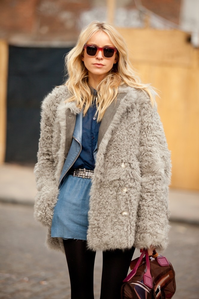 Super chic short fur coat outfits to feel warm in winter  7