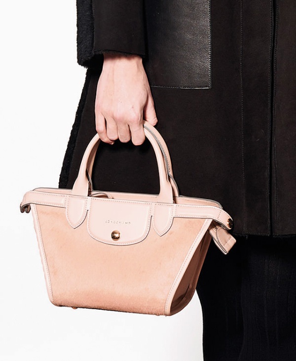Top 15 trendy miniature bags to wear this fall  5