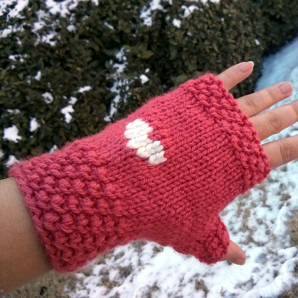 heart pattern gloves (via purlavenue)