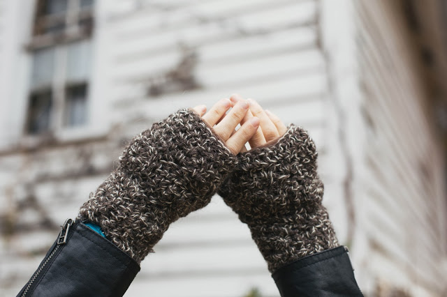 crocheted fingerless gloves (via alwaysrooney)